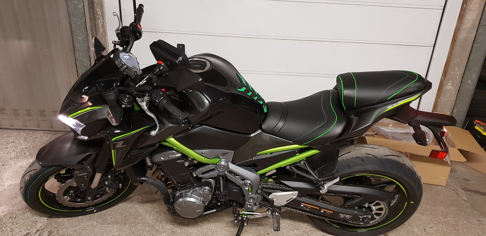 KAWASAKI 900 [>= - Deluxe seats, petrol tank covers, tank bags [Rates for: ZAMBIA]