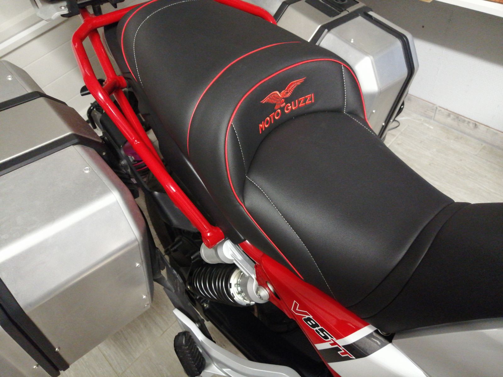 MOTO GUZZI V85 TT [>= 2019] - Deluxe seats, petrol tank covers, tank bags  [Rates for: UNITED STATES]