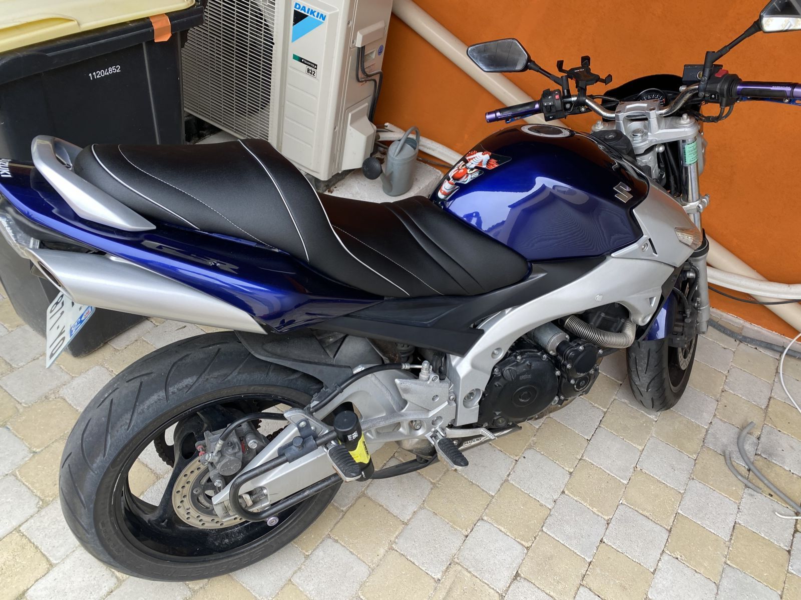 SUZUKI GSR 600 [>= 2006] - Deluxe seats, petrol tank covers, tank bags  [Rates for: FRANCE]