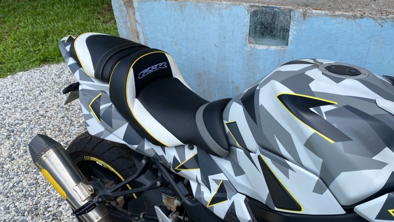 SUZUKI GSR 750