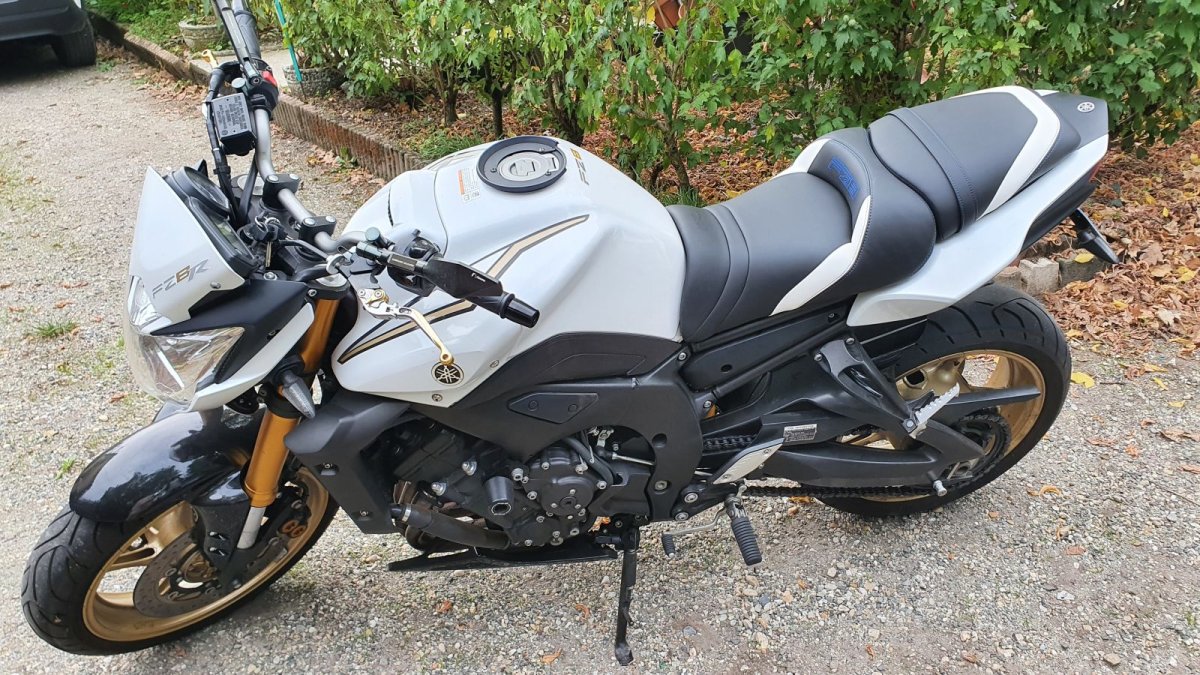 YAMAHA FZ8