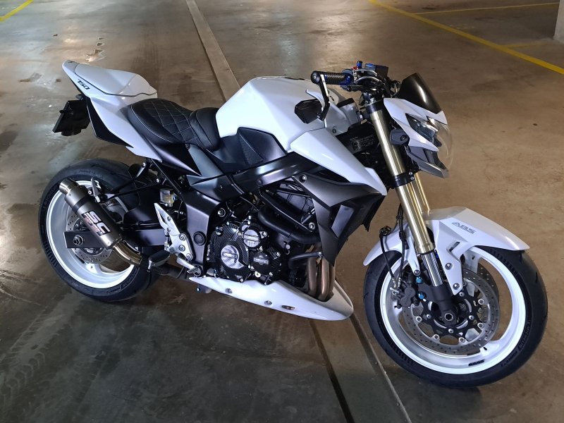 SUZUKI GSR 750